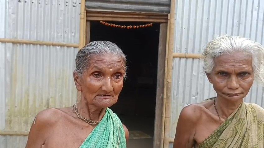 বৃদ্ধ ভাতা থেকে বঞ্চিত হতদরিদ্র দুই বোন।