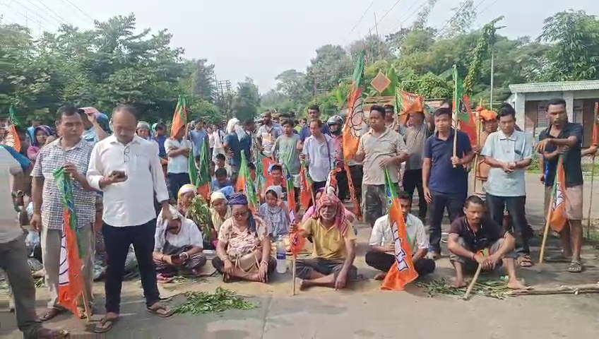 মনপাথর ফাঁড়ী থানা সংলগ্ন এলাকায় ৮ নং জাতীয় সড়কে পথ অবরোধে বসে বিজেপি সমর্থীত কর্মীরা