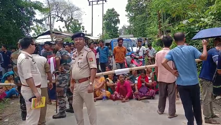 বিদ্যুতের দাবিতে রাস্তা অবরোধে এলাকাবাসী