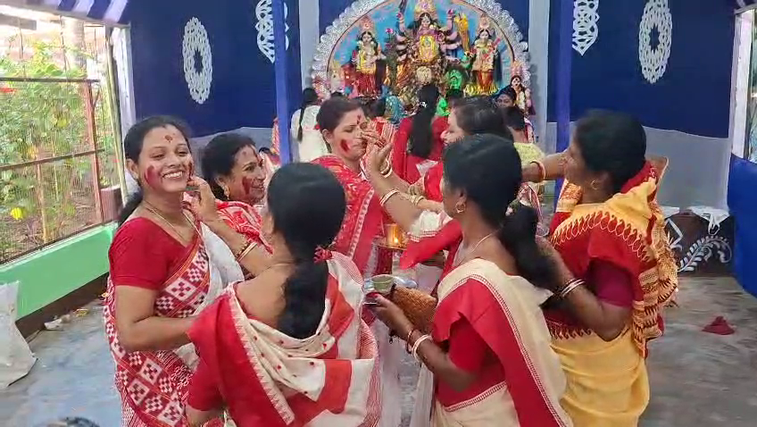সিঁদুরের রাঙা আলোয় মায়ের বিদায়বেলা, আনন্দ আর আশার মেলবন্ধনে উদযাপিত বিজয়া দশমী