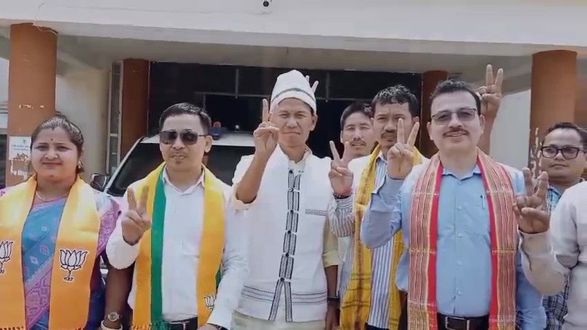 ২৪নং রাইমাভ্যালি এবং ৮নং গঙ্গানগর -গন্ডাছড়া আসনের বিজেপি দলের দুই প্রার্থী মনোনয়ন পত্র দাখিল করেন।