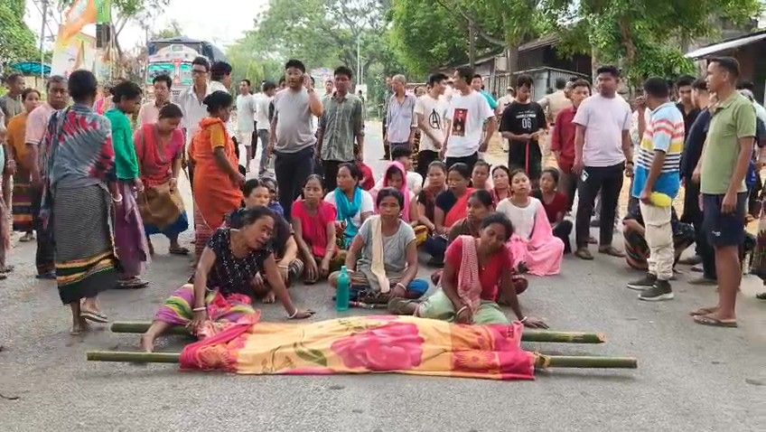 বন্য হাতির তাণ্ডবে বৃদ্ধার মৃত্যু, উত্তাল মুঙ্গিয়াকামী—অবরোধ, ভাঙচুর, সাংবাদিক নিগ্রহে চরম উত্তেজনা!