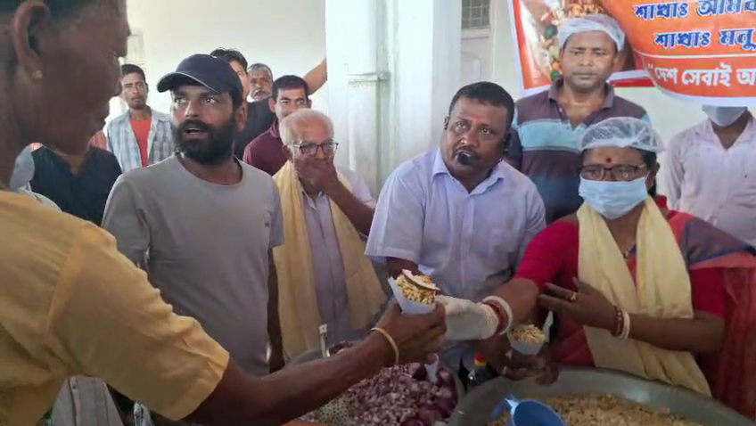 ত্রিপুরা রেলওয়ে হকার কর্মী অ্যাসোসিয়েশন'-এর উদ্যোগে রেল যাত্রীদের হাতে সম্পূর্ণ বিনামূল্যে তুলে দেওয়া হলো ঝালমুড়ি