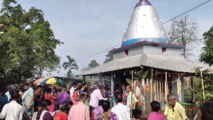 লাউগাং ঐতিয্যবাহী বারুনি মেলায় হাজারো হাজারো লোকসমাগমঘটে। 