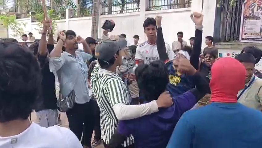 গণতন্ত্রের জয়, ধর্মেন্দ্র প্রধানের ইস্তফায় রাজ্যের আন্দোলনরত ছাত্রছাত্রীদের মধ্যে উল্লাস পরিলক্ষিত