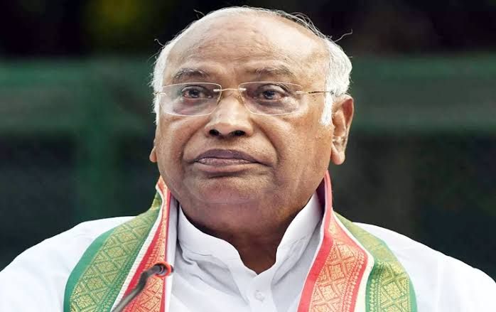 ‘ইন্ডি’ জোটের বৈঠক শেষে নির্বাচন কমিশনকে তীব্র আক্রমণ খাড়গের