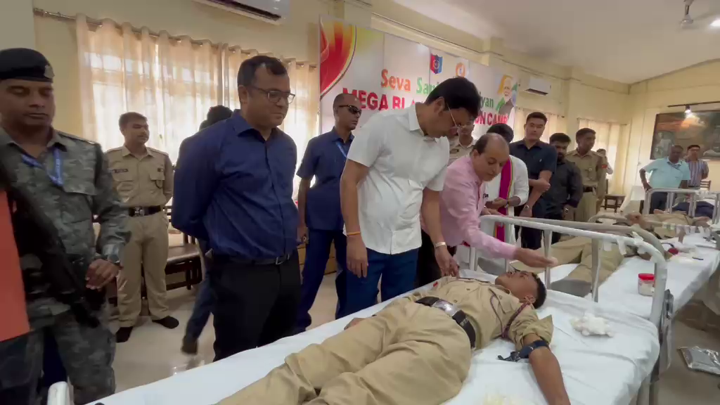 সেবা সংকল্প অভিযানে মেগা রক্তদান শিবির, প্রজ্ঞা ভবনে রক্তদান করলেন বিপ্লব কুমার দেব