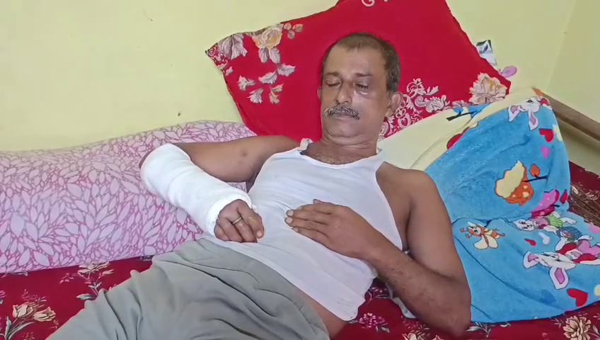     দুষ্কৃতিকারীদের আক্রমণে গুরুতর আহত প্রাক্তন উপপ্রধান এবং উনার ছেলে