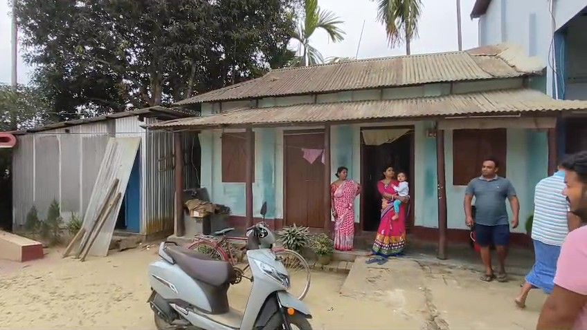 নিশি কুটুম্বের হানায় সর্বস্বান্ত এক পরিবার ঘটনা আমবাসা থানার অন্তর্গত ডলুবাড়ি এলাকার বাসিন্দা কামাখ্যা রায়ের ছোট ভাই উৎপল রায়ের ঘরে।