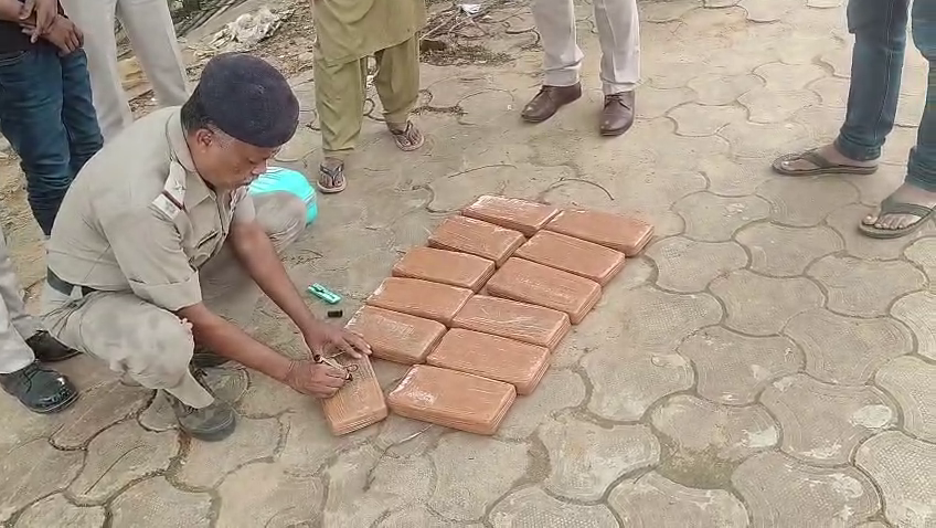 আগরতলা রেলস্টেশনে ১২.৪৬৫ কেজি গাঁজাসহ যুবক আটক