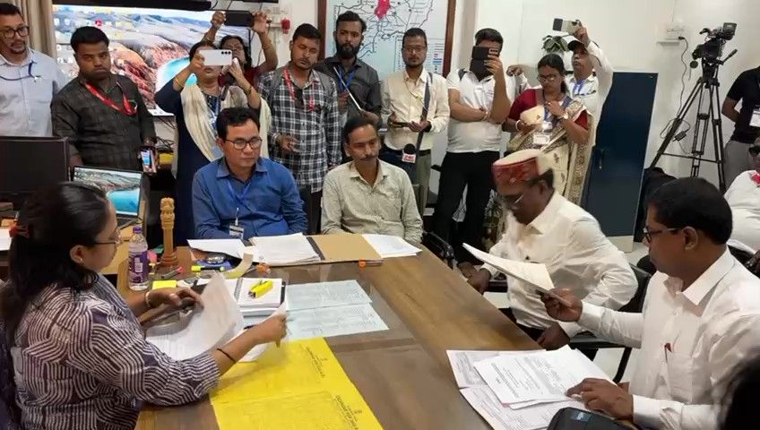 ধর্মনগর, উত্তর ত্রিপুরা: আসন্ন ৫৬ নং ধর্মনগর বিধানসভা উপ-নির্বাচনকে সামনে রেখে আজ বামফ্রন্ট মনোনীত সিপিআই(এম) প্রার্থী অমিতাভ দত্ত তাঁর মনোনয়ন পত্র দাখিল করলেন।