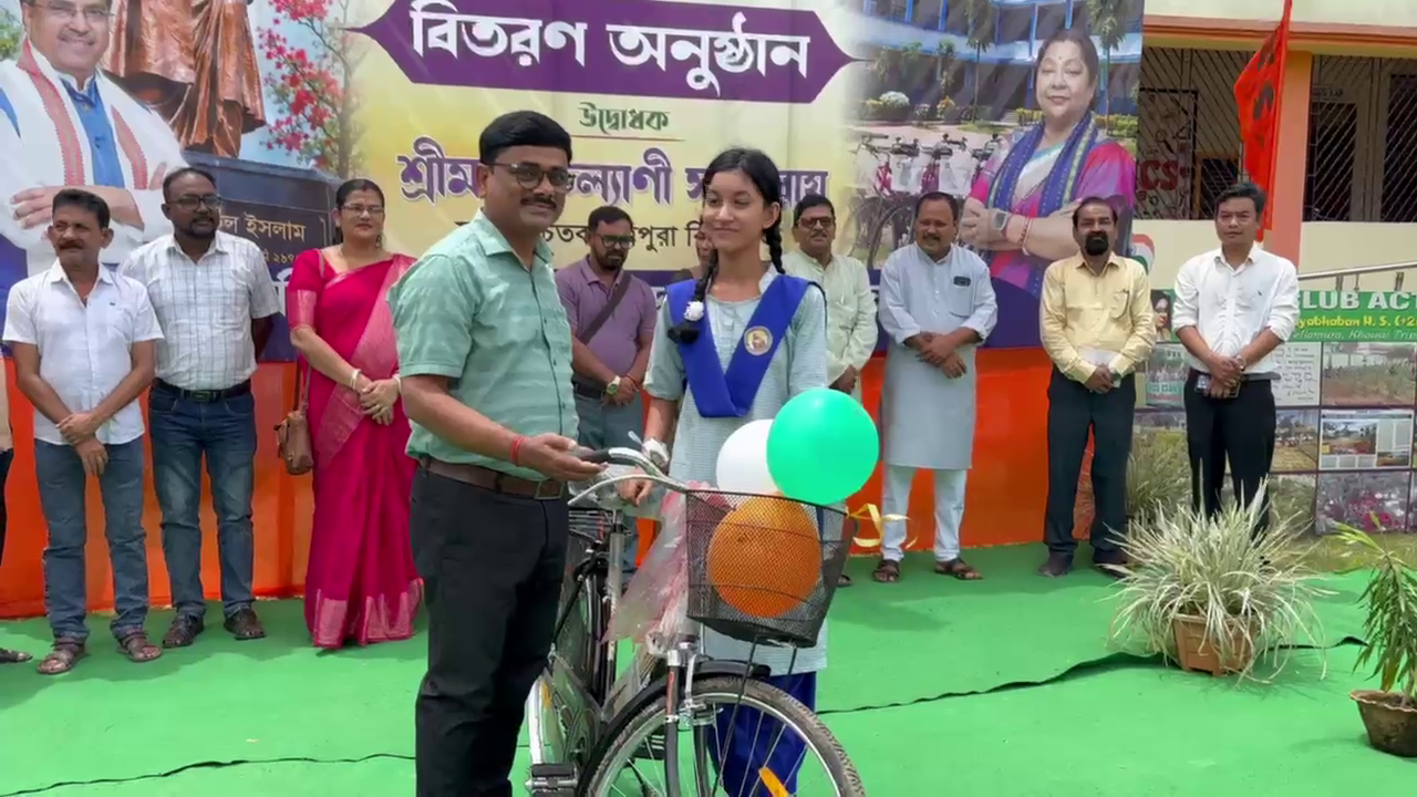 একাদশ শ্রেণির ছাত্রীদের হাতে বিনামূল্যে সাইকেল   বিতরণ