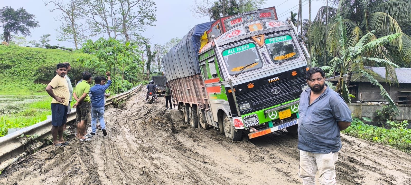 ভয়ঙ্কর মরণফাঁদে পরিণত অসম-ত্রিপুরা আট নম্বর জাতীয় সড়ক।
