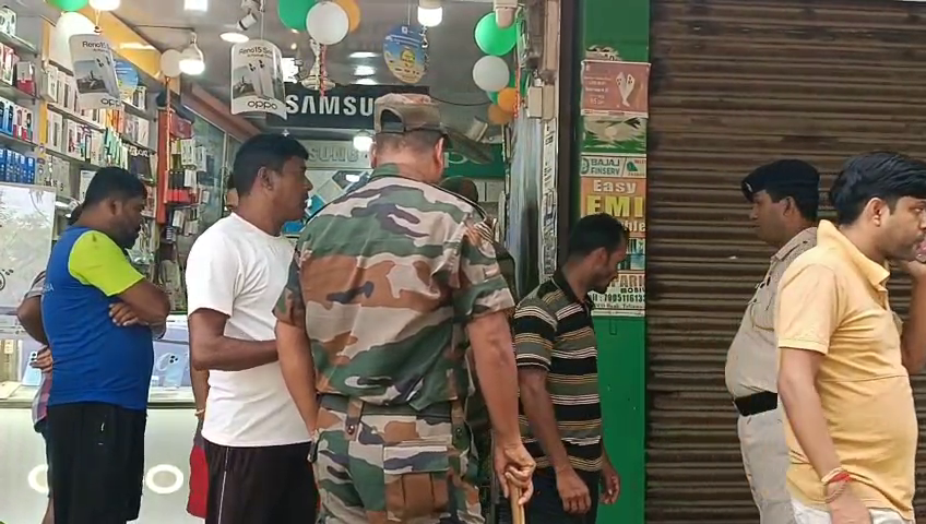 ভোররাতে মোবাইল দোকানে চোরের হানা, তালা ভেঙে একাধিক দামি ফোন উধাও—তেলিয়ামুড়া বাজারে নিরাপত্তা নিয়ে প্রশ্ন