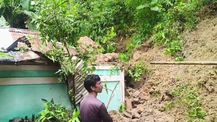 বৈদ্যুতিক টাওয়ারের গার্ড ওয়াল ভেঙ্গে ক্ষতিগ্রস্ত একটি বসতবাড়ি 