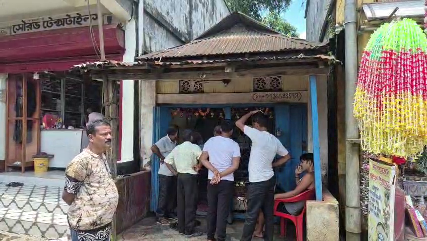 কদমতলা বাজারে ফের দুঃসাহসিক চুরি, জুয়েলারি দোকান থেকে লক্ষাধিক টাকার সোনা-রুপো উধাও