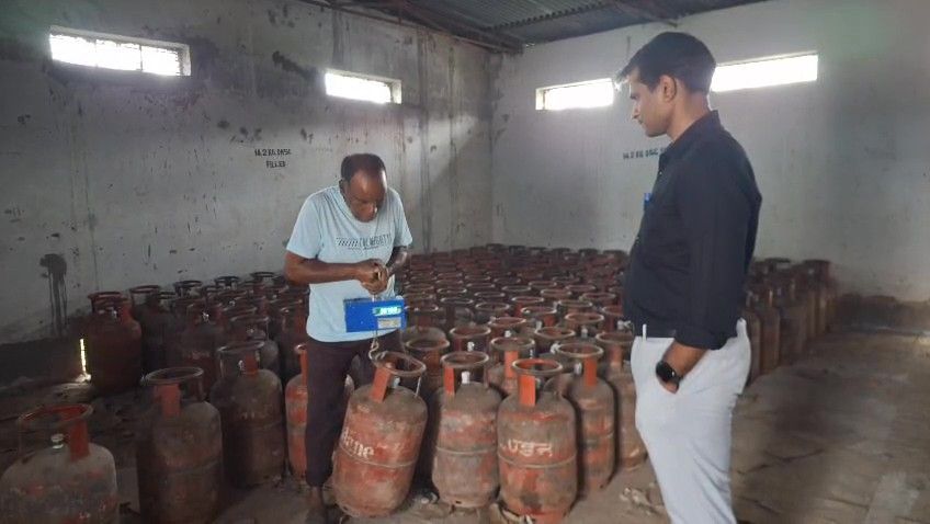 আজ ধলাই জেলা সদর আমবাসার পেট্রোল পাম্প ও গ্যাস এজেন্সি পরিদর্শন করলেন