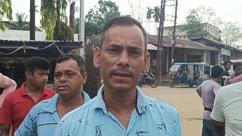 আসাম আগরতলা জাতীয় সড়ক অবরোধ করল  টমটম চালকরা।