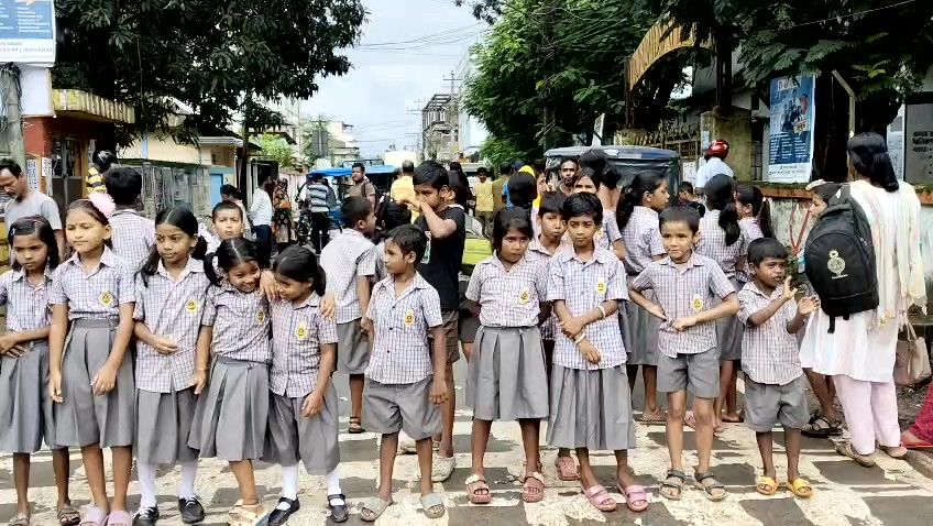 স্কুলের গেট সময়মতো না খোলায় ক্ষোভ,ধর্মনগরে পথ অবরোধে ছাত্র-ছাত্রী ও অভিভাবকরা!