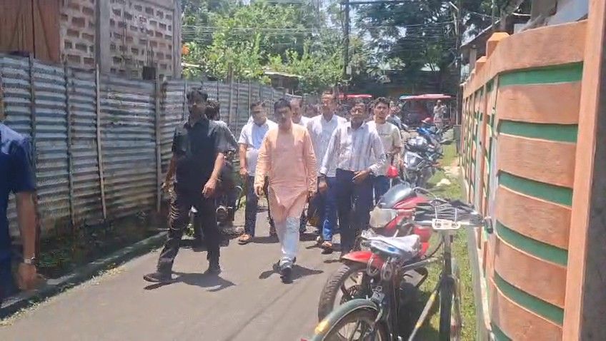 রাহুল কিশোর রায়ের বাড়িতে নবনির্বাচিত বিধায়ক জহর চক্রবর্তী, দোষীদের কঠোর শাস্তির আশ্বাস
