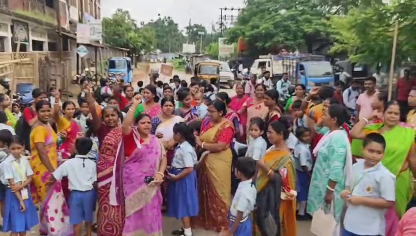 শিক্ষকের দাবিতে আন্দোলনে স্কুল পড়ুয়া এবং অভিভাবকরা