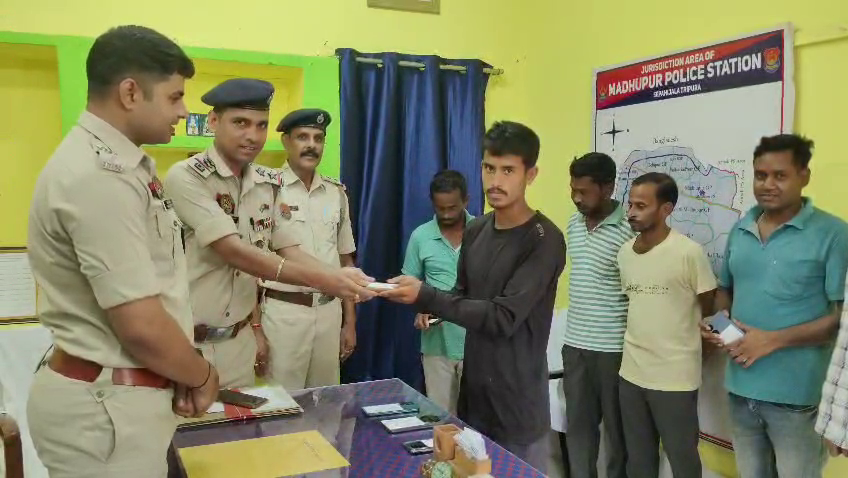 চুরি হয়ে যাওয়া ছয়টি মোবাইল প্রকৃত মালিকের হাতে তুলে দিল বিশালগড় মহকুমা পুলিশ আধিকারিক