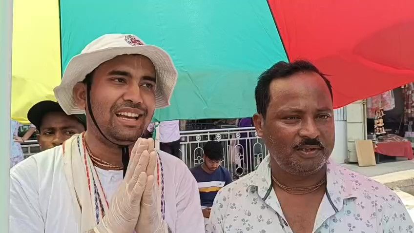 পথচারীদের জল পান করিয়ে গরম থেকে কিছুটা স্বস্তি দিতে এগিয়ে এলো সনাতনী ভক্তবৃন্দ