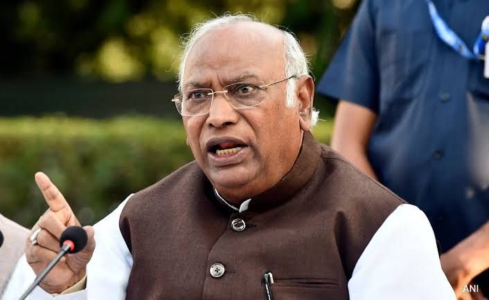 মনরেগার বকেয়া ও নতুন ভিবি-জি রামজি প্রকল্প নিয়ে কেন্দ্রের জবাব চাইলেন খাড়গে