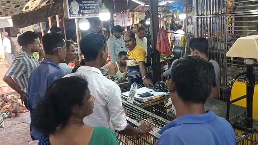 নববর্ষে বাজারে দ্রব্য সামগ্রীর অগ্নিমূল্যে হাতে ছ্যাঁকা ক্রেতাসাধারণের