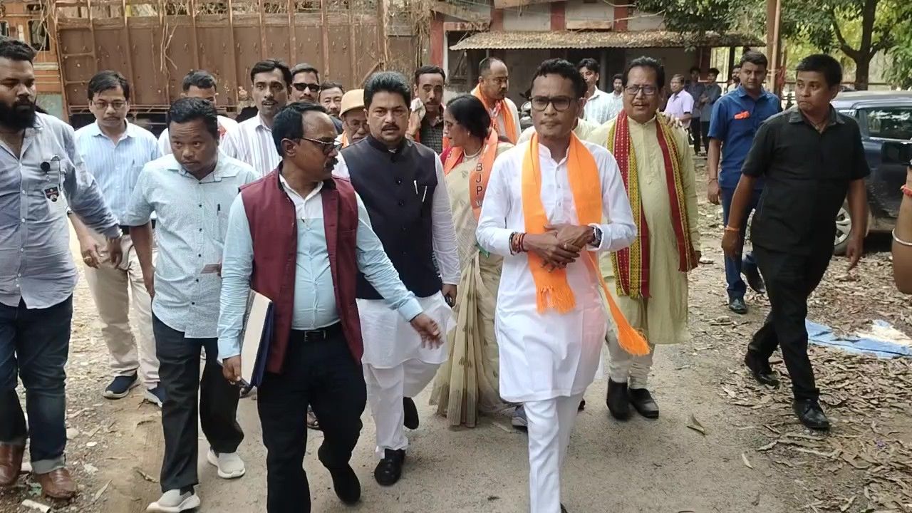 খোয়াইয়ে বিজেপি প্রার্থী মনোনয়ন পত্র দাখিল করে 