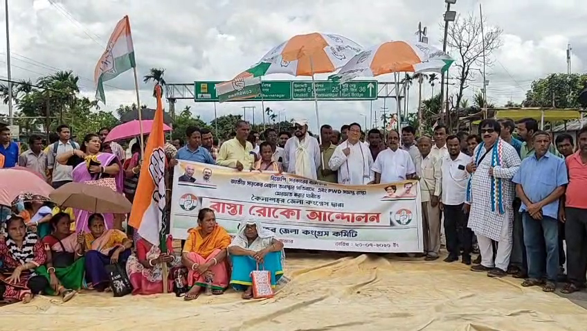 জাতীয় সড়কের বেহাল দশার প্রতিবাদে ঊনকোটি জেলা কংগ্রেসের পথ অবরোধ 