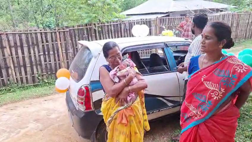 কন্যা সন্তানের জন্মে ব্যান্ড বাজিয়ে বাড়ি ফেরা:  