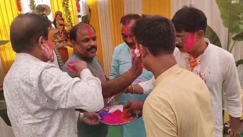 মহারাজগঞ্জ বাজারে দোল উৎসব অনুষ্ঠিত