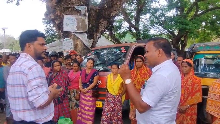 জলের দাবিতে বিলোনিয়ায় মহিলাদের পথ অবরোধ, আটকে পড়লেন জেলা শাসক ।