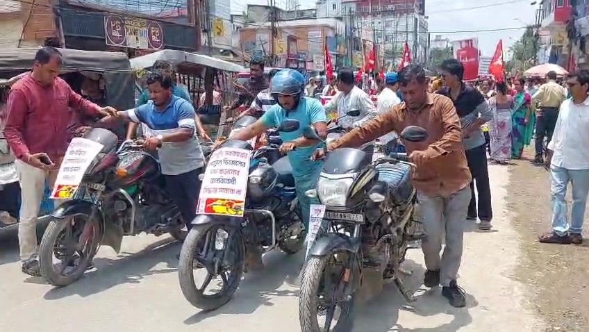 পেট্রোল-ডিজেলের মূল্যবৃদ্ধির প্রতিবাদে আগরতলায় সিপিআইএমের মিছিল