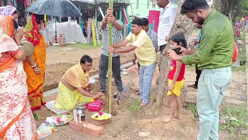 খুঁটি পূজার মধ্য দিয়ে রাজদূত ক্লাব তাদের শারদীয়া দুর্গোৎসবের আনুষ্ঠানিক সূচনা করল