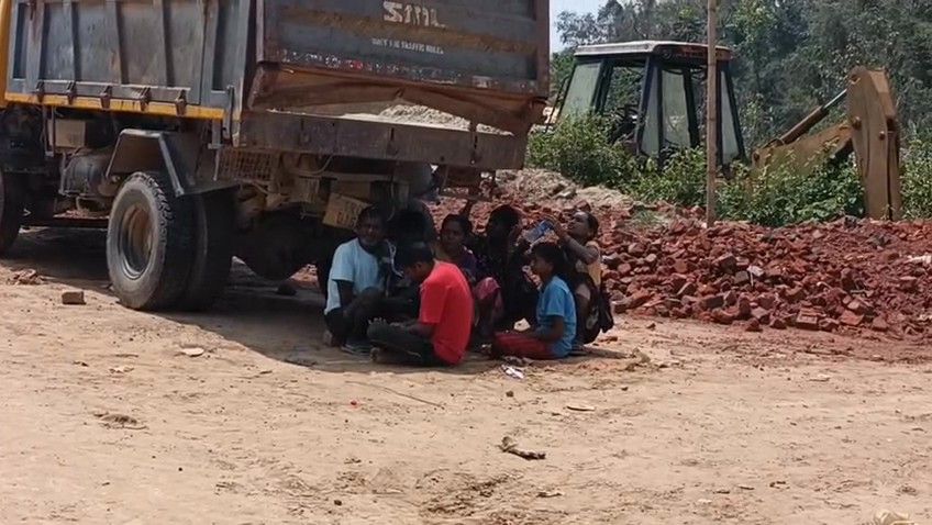 রেগার টাকা না আসায় ক্ষুদ্র শিল্প কারখানা গুলি পড়েছে মহা সমস্যায়।