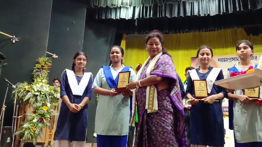 তেলিয়ামুড়া পুর পরিষদের উদ্যোগে এবং তেলিয়ামুড়া মহকুমা তথ্য সংস্কৃতি দপ্তরের সহযোগিতায় কৃতি সংবর্ধনা অনুষ্ঠান