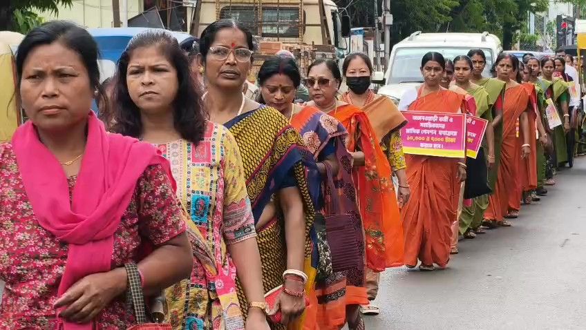 বিভিন্ন দাবিতে সমাজকল্যাণ দপ্তরের অধিকর্তার নিকট ডেপুটেশন প্রদান করল অঙ্গনওয়াড়ী কর্মী ও সহায়িকারা