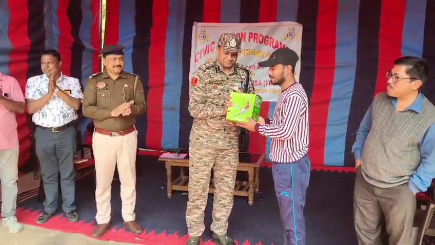 ১৪০ নম্বর সিআরপিএফ ব্যাটেলিয়ানের উদ্যোগে কৃষ্ণপুর বিধানসভা কেন্দ্রের নখাতলা বিদ্যালয়ের প্রাঙ্গণে এক সিভিক অ্যাকশন প্রোগ্রাম