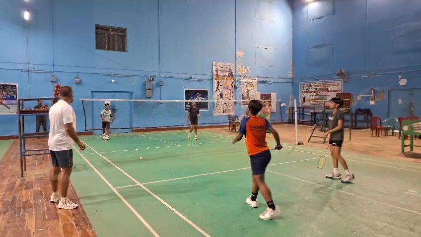 দিল্লির পথে আমবাসায় প্রশিক্ষণপ্রাপ্ত রাজ্যের ১০ শাটলার