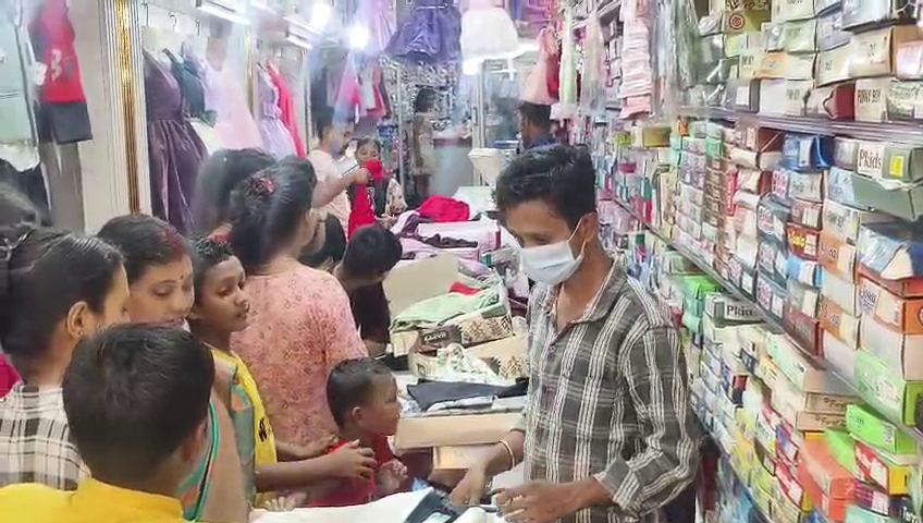 দুর্গাপুজোর বাজার নিয়ে কুমারঘাটে মিশ্র প্রতিক্রিয়া ব্যবসায়ীদের।  