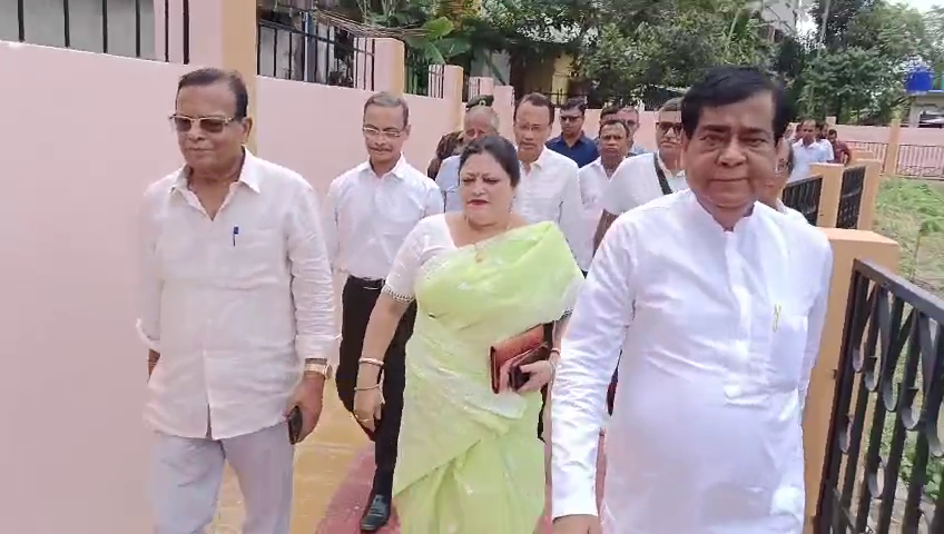 অভয়নগর বাজারে পুকুর সংস্কার কাজ পরিদর্শনে মেয়র দীপক মজুমদার
