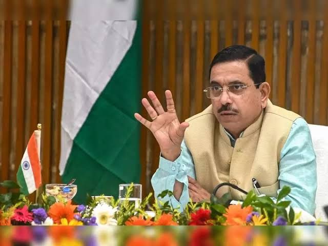 শিক্ষা সংস্কার নিয়ে আধিকারিকদের সঙ্গে বৈঠক প্রহ্লাদ জোশীর