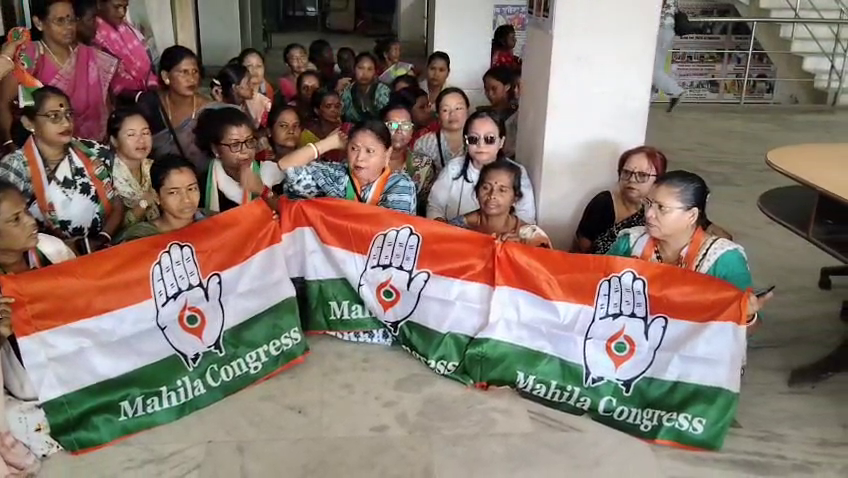 শান্তিনিকেতন মেডিকেল কলেজ কাণ্ডে মহিলা কমিশনের কার্যালয় ঘেরাও করে বিক্ষোভ প্রদর্শন মহিলা কংগ্রেসের