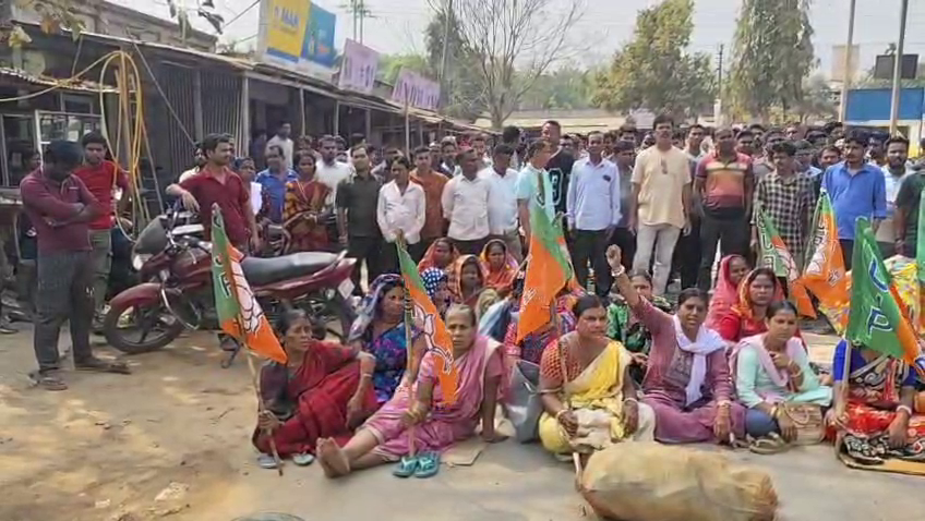 গ্রেপ্তারের দাবিতে উত্তপ্ত হয়ে উঠল খোয়াইয়ের রামচন্দ্রঘাট বাজার এলাকা