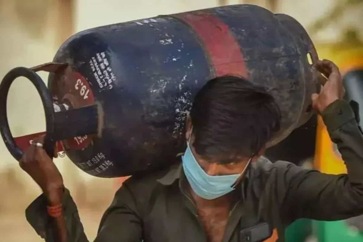 নতুন বছরের শুরুতেই বাড়লো বাণিজ্যিক সিলিন্ডারের দাম