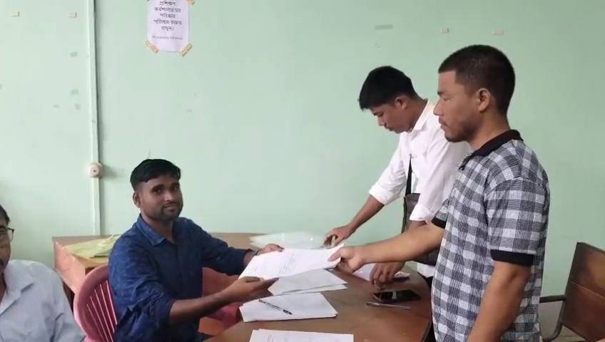 এডিসি ভিলেজ নির্বাচনকে কেন্দ্রকরে শান্তিরবাজারে মনোনয়ন পত্র জমাদিলো সি পি আই এম
