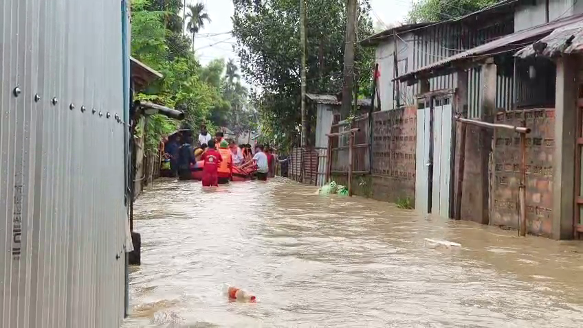 টানা বৃষ্টিতে ফুলেফেঁপে উঠেছে খোয়াই নদী, তেলিয়ামুড়ার একাধিক ওয়ার্ডে বাড়িঘরে জল, খোলা হলো ৭টি শরণার্থী শিবির