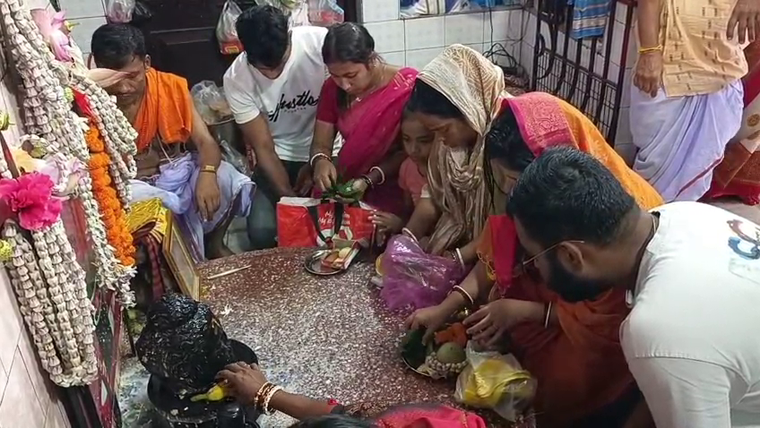  শ্রাবণ মাসের শেষ সোমবারে মহাদেবের আরাধনায় মন্দিরে মন্দিরে শিব ভক্তদের ভিড় 